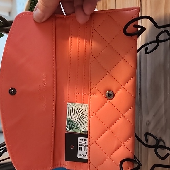 Badgley Mischka NWT, diamond quilting, coral wallet, vegan leather - Picture 3 of 6